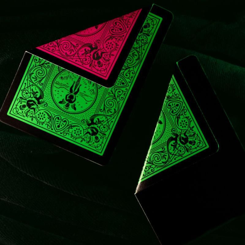 Dos de cartes Bicycle vert néon sur fond sombre
