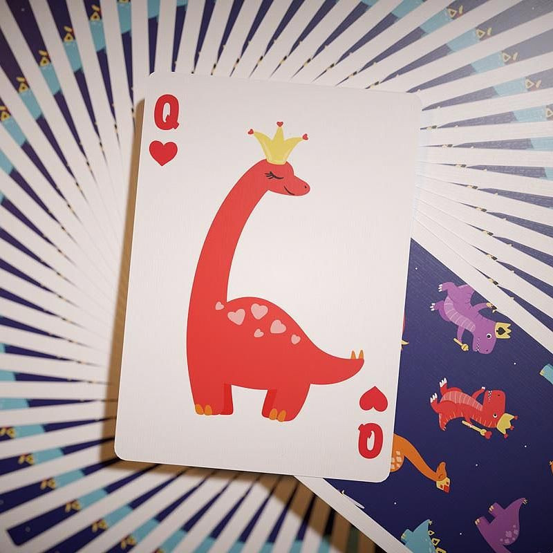 Faces de cartes avec différentes espèces de dinosaures