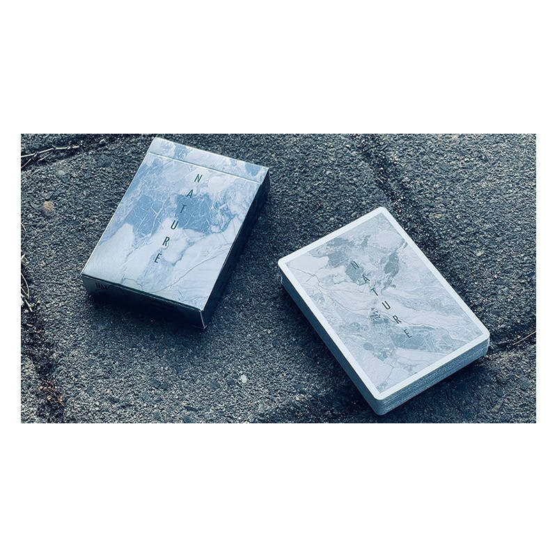 Dos de cartes aux veines de marbre et détails dorés