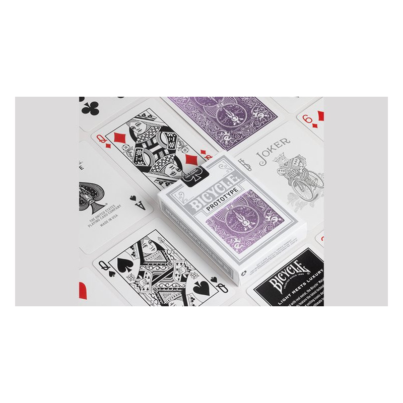 Dos de cartes violet avec technologie de métal liquide