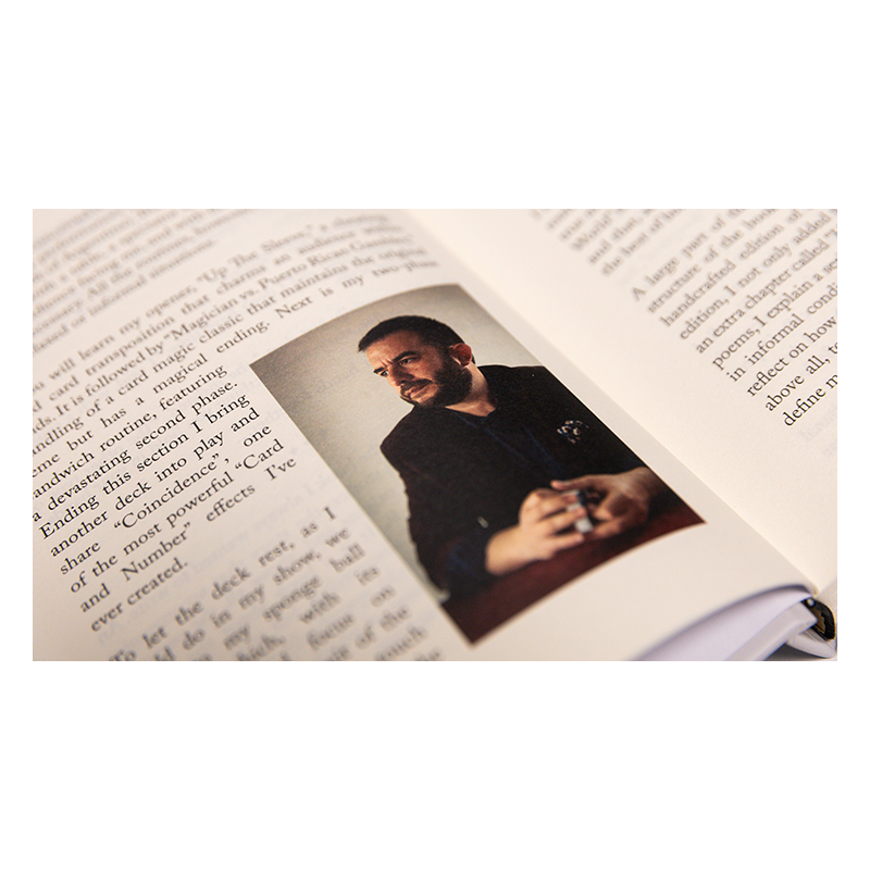 Gros plan sur les mains du magicien exécutant une routine de cartes décrite dans le livre Cerca.