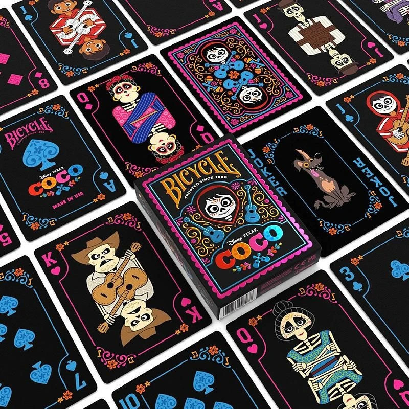 Détails du foil multicolore et des motifs alebrijes sur le jeu de cartes collector Disney Pixar par Bicycle