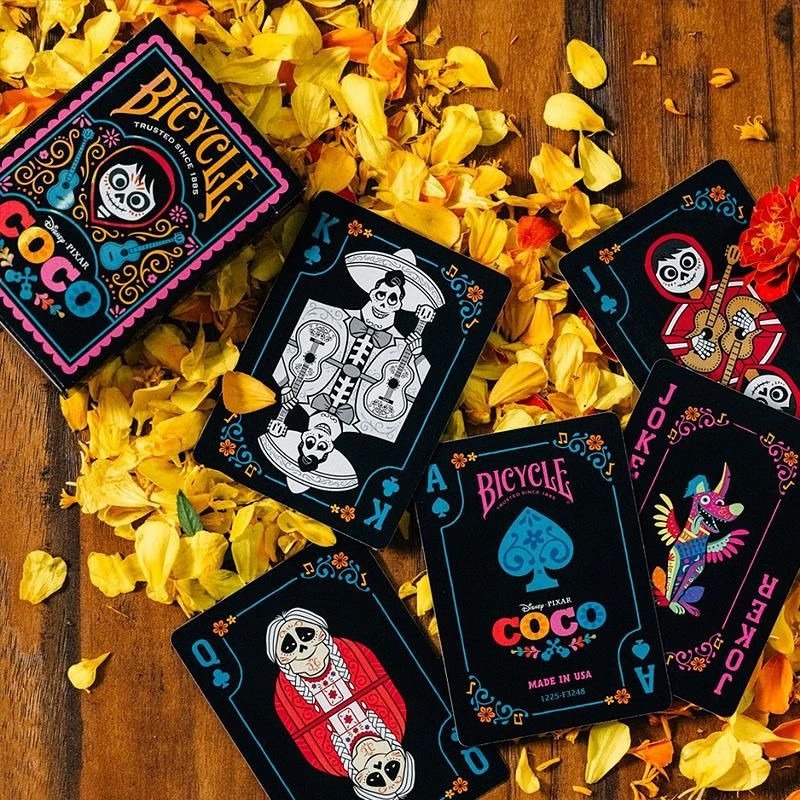 Jeu de cartes Bicycle Disney Coco étalé montrant la glisse Air Cushion parfaite pour la cartomagie et le close-up