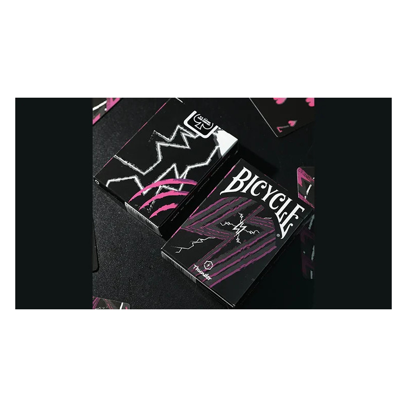 Détail des encres UV invisibles révélées sur le jeu de cartes Bolt blanc. dans votre magisin de magie merlin