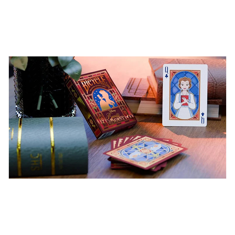 Détail des dorures de luxe sur l'étui du jeu de cartes Disney Bicycle.