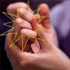 Neck Cracker – vue détaillée du petit accessoire sonore de magie