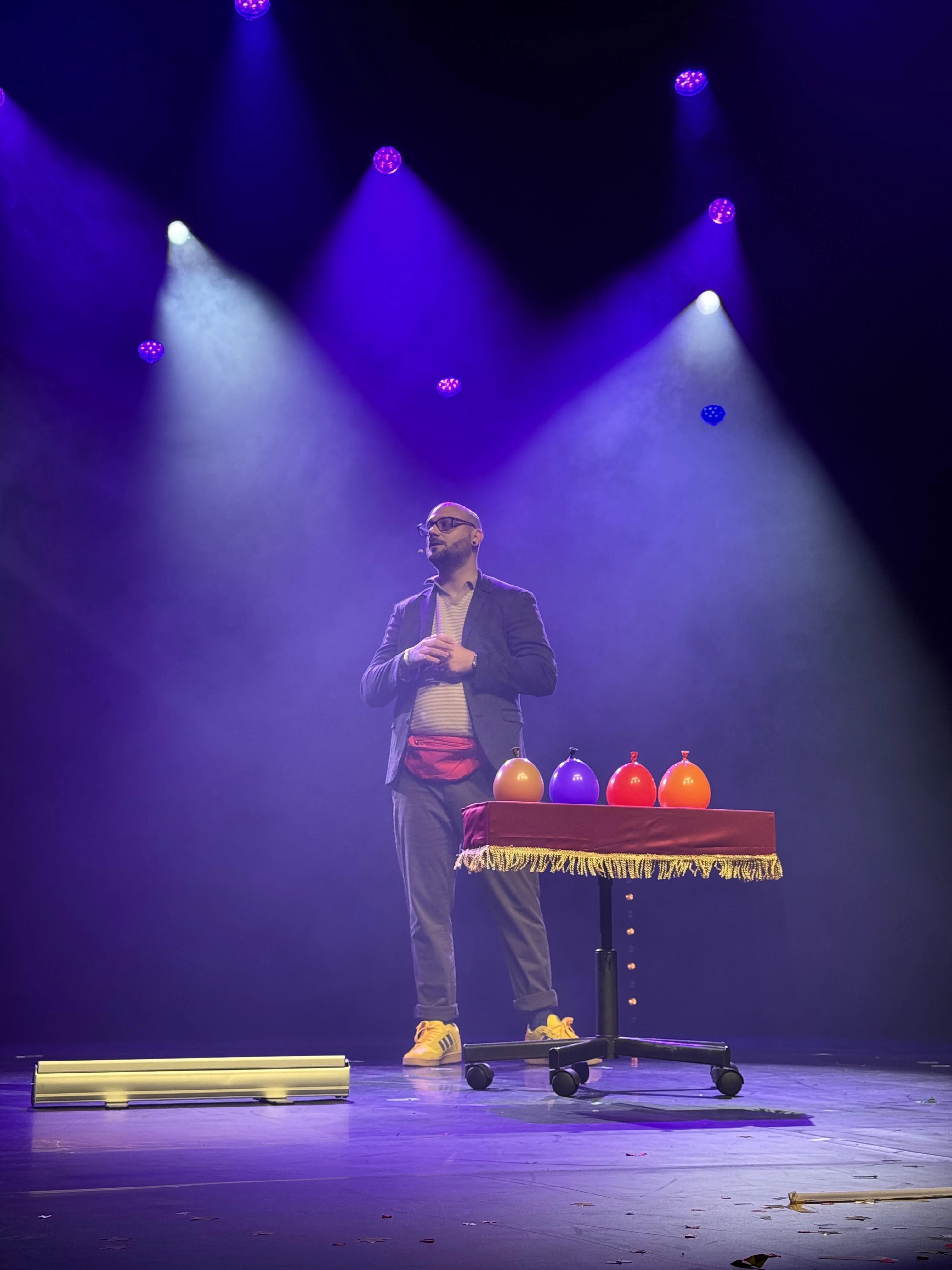 Marc Céliandre sur scène dans son numéro de mentalisme Prescience